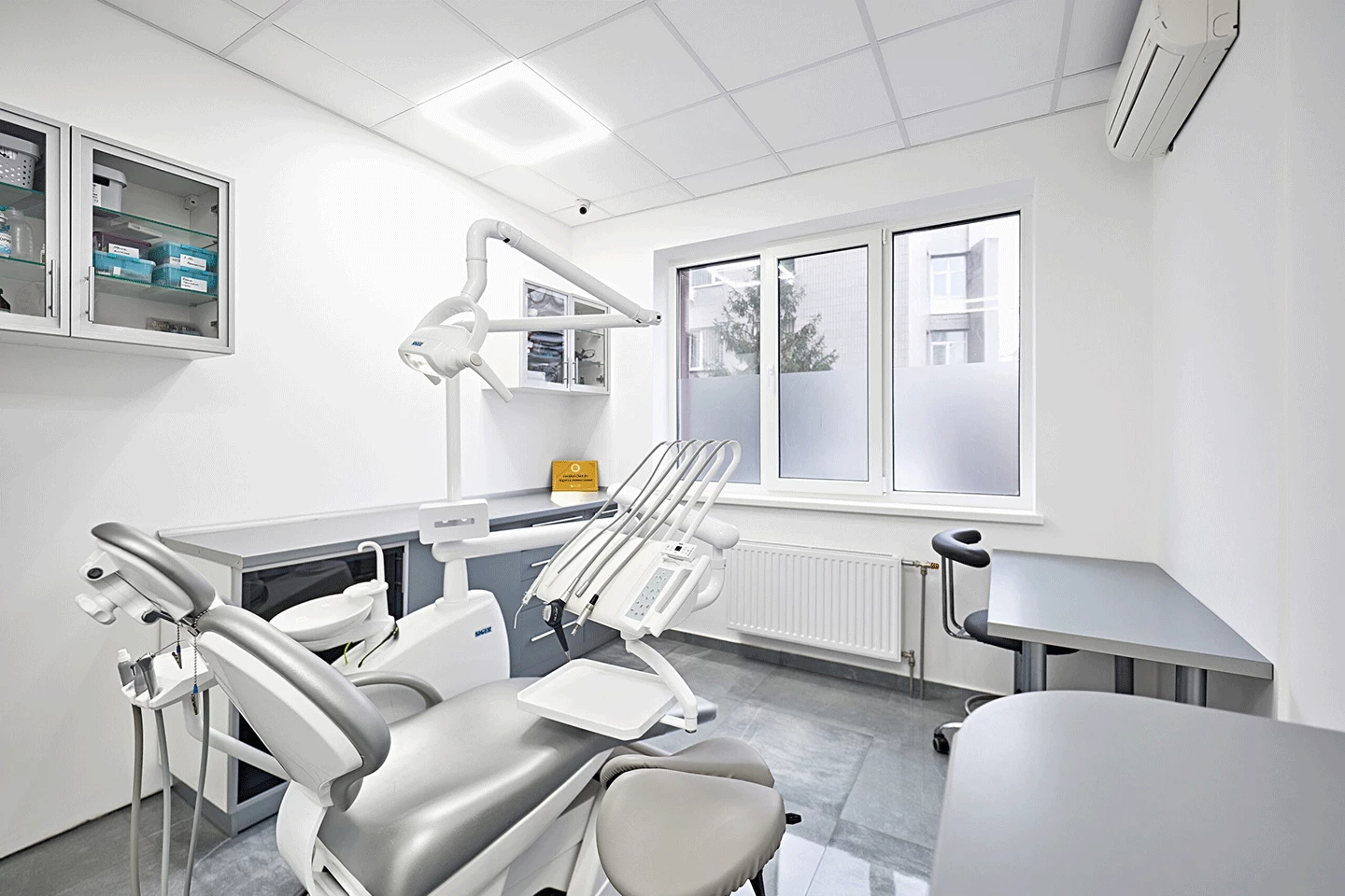 Стоматологічне крісло та обладнання у світлому кабінеті DRT Clinic
