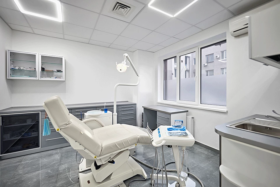 Світлий стоматологічний кабінет DRT Clinic із великими вікнами